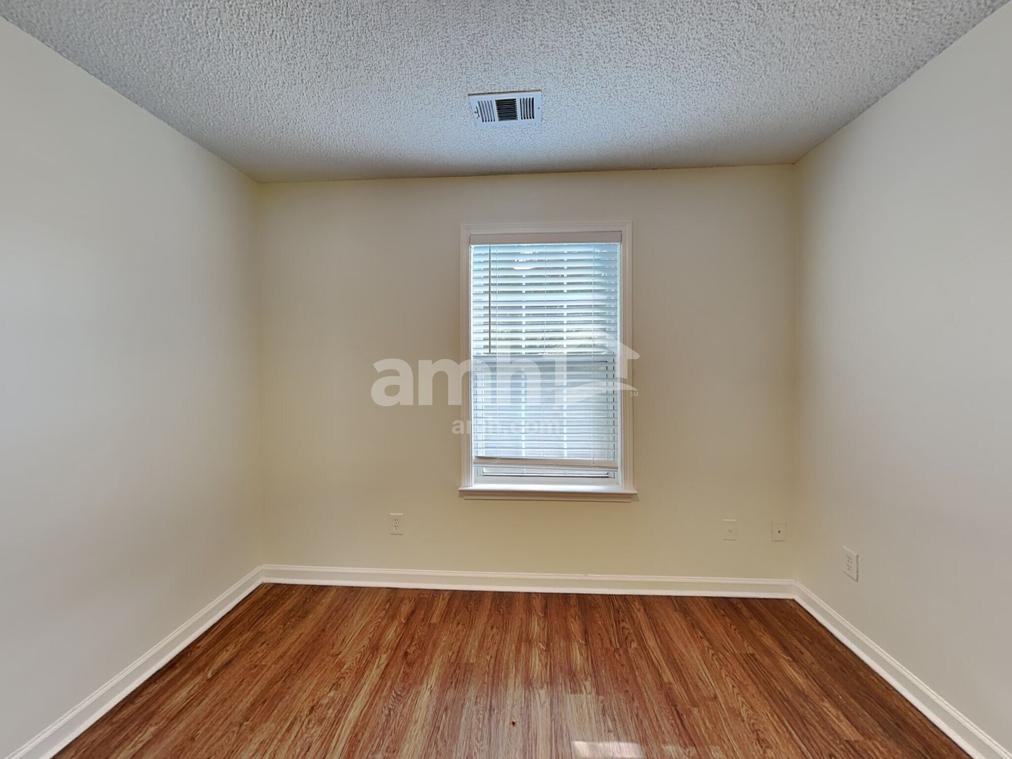 Building Photo - 582 Lullingstone Dr SE