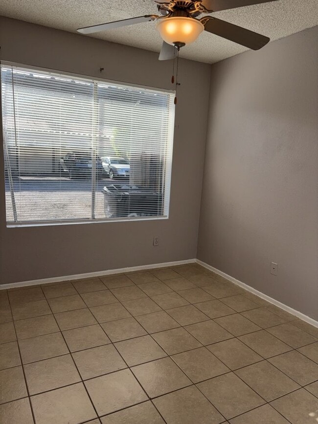 Building Photo - 3 bed 2 bath in Phoenix!!  Ready for Move In!
