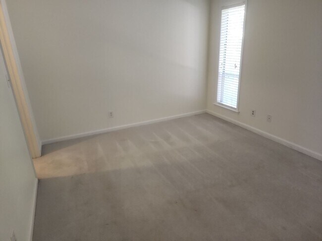 Building Photo - 4100 Sedgewood Dr