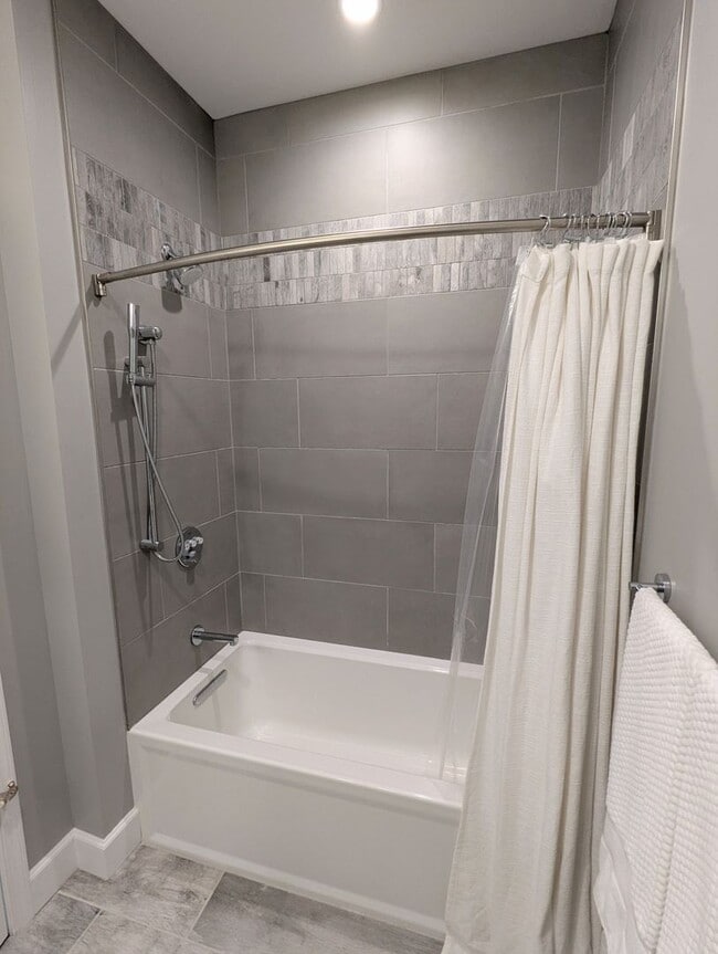 Building Photo - Gorgeous 2 Bedroom 2 Bathroom Downtown Con...