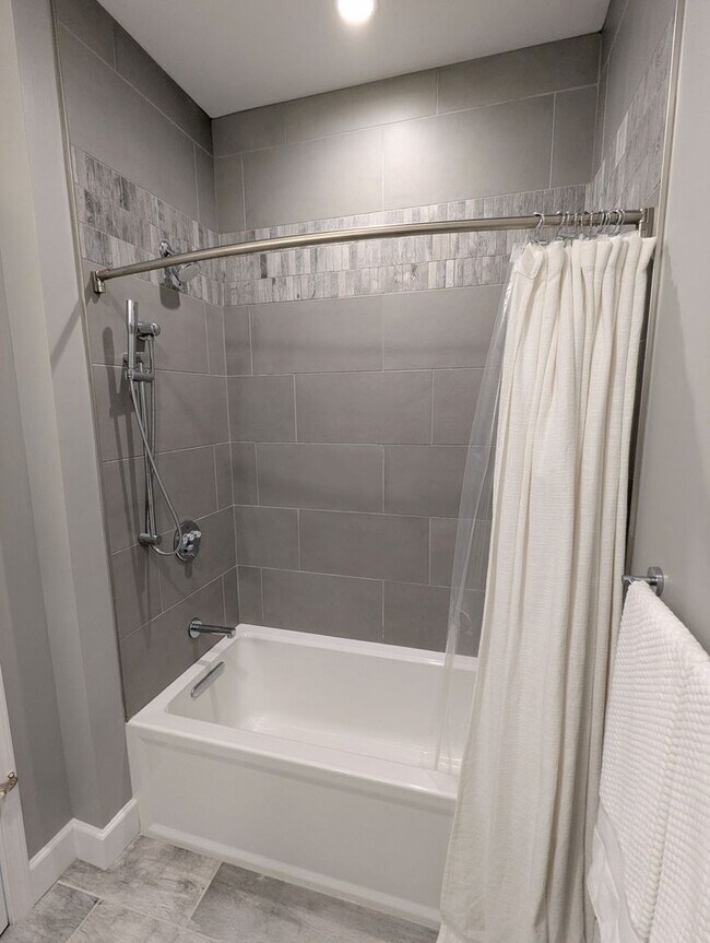 Building Photo - Gorgeous 2 Bedroom 2 Bathroom Downtown Condo with Epic Views and Free Parking