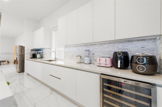 Building Photo - 7455 NW 103rd Pl