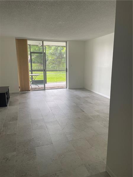 Building Photo - 3670 Inverrary Dr