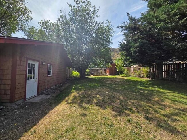 Building Photo - Adorable 2 bedroom house for rent in quiet...