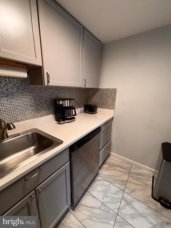 Building Photo - 2 Canterbury Square