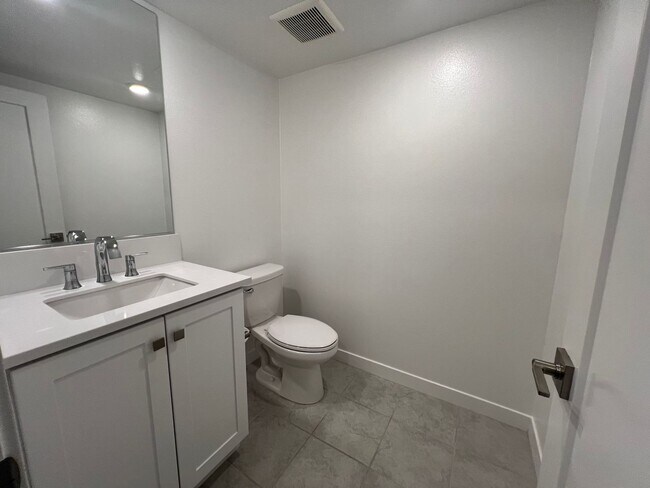 Building Photo - Beautiful furnished 4 bedroom Townhouse!