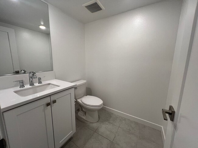 Building Photo - Beautiful upgraded condo in Anaheim! 4 b/3.5 bath
