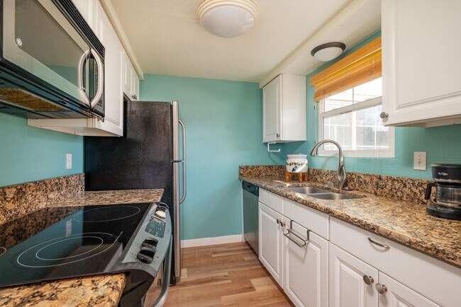 Building Photo - Available Now this Lovely One Bedroom Condo