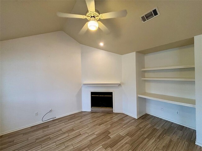 Building Photo - 808 Lone Star Dr