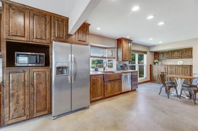 Building Photo - 901 Oakcrest Cir