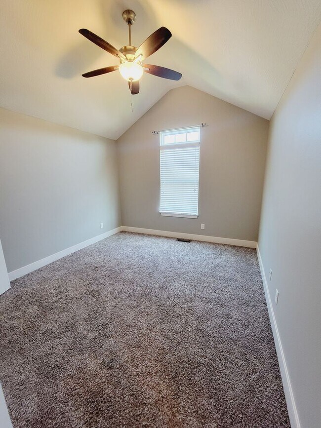 Building Photo - Luxuary in River Pointe Subdivision - Ozark!