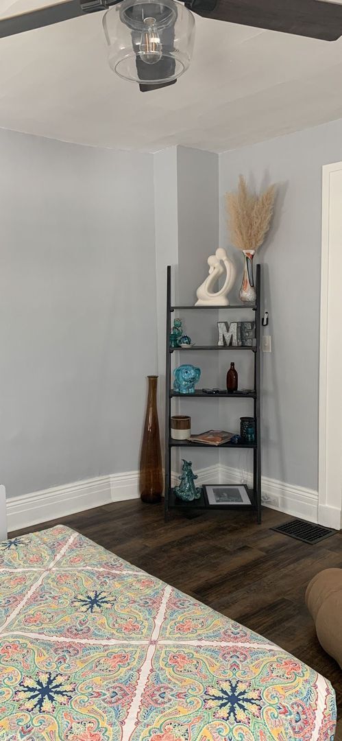 Building Photo - 223 E 9th St