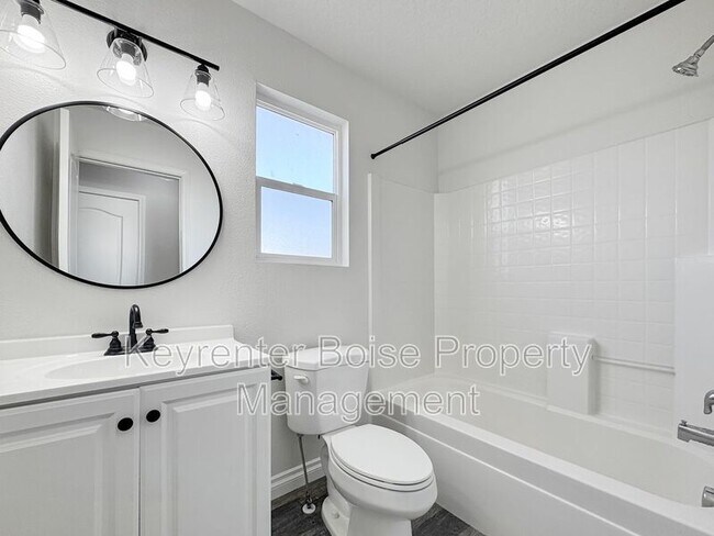 Building Photo - 770 S Ahsahka Way