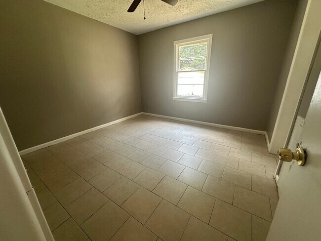 Building Photo - "Spacious 5-Bedroom Haven with 2 Full Bath...