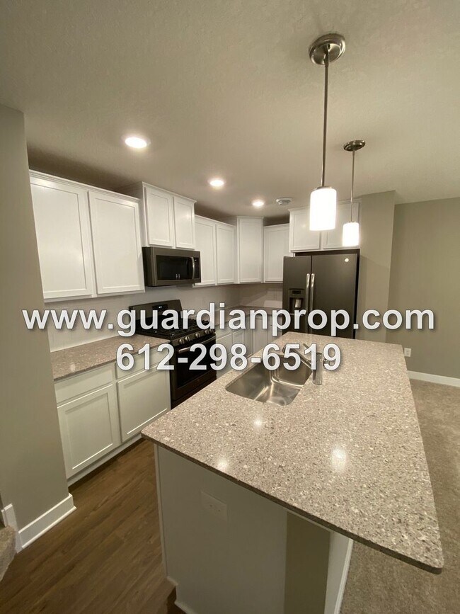 Building Photo - Luxury Townhouse Available June 1st, High End Finishings, Quartz Counters, Large Loft, Huge Prima...