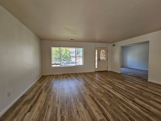 Building Photo - Massive and Expansive 5 Bedroom Green Vall...