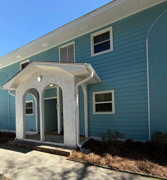 Building Photo - 420 Pine Ave