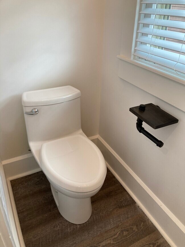 Building Photo - 328 E 12th St