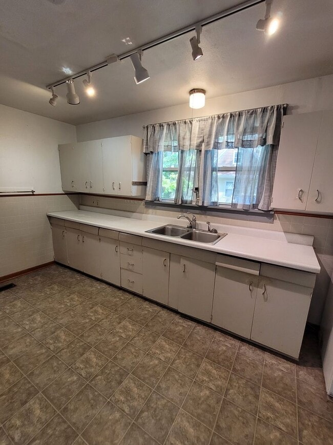 Building Photo - Spacious Home-Benton Stephens Neighborhood