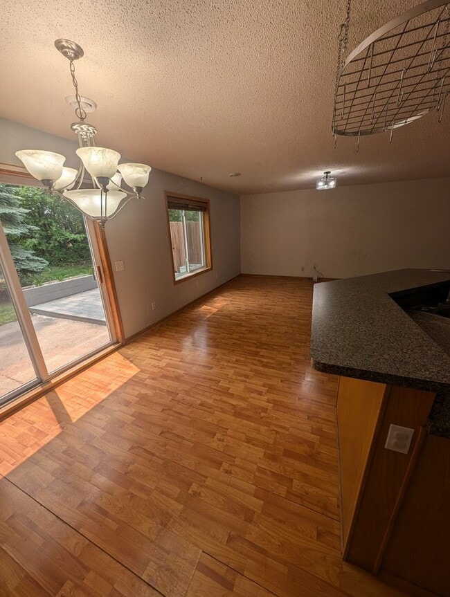 Building Photo - Updated 3BR Townhome in Eagan – Close to S...