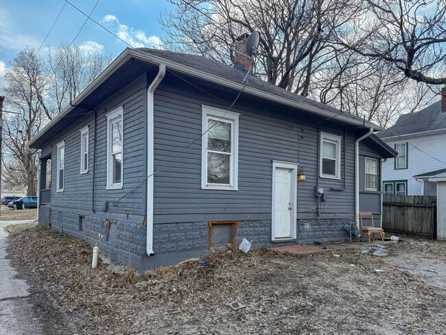 Building Photo - 2 bedroom 1 bath near Washburn University