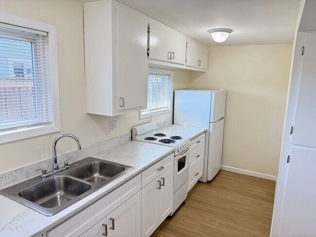 Building Photo - Updated Studio Apartment in Junction City!