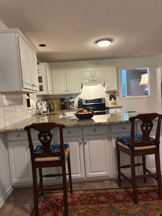 Building Photo - Large, private home in Rivercliff