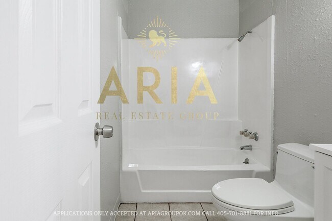 Building Photo - 2 Bed/1 Bath Unit in Noble - Available for...