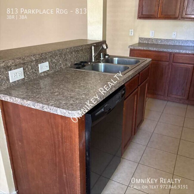 Building Photo - 813 Parkplace Ridge