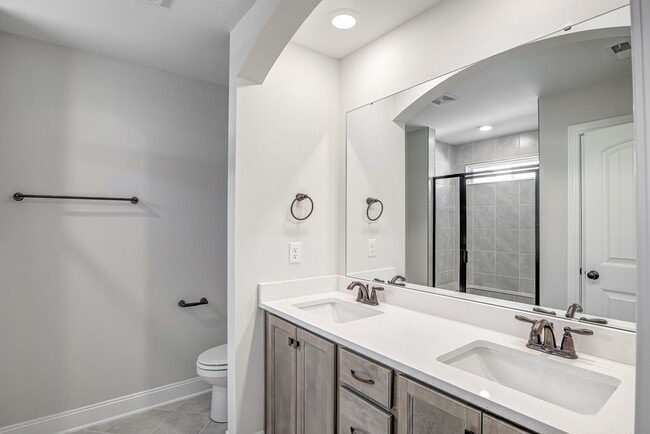 Building Photo - Updated Townhome with 1 Car Garage - close to Southpoint!