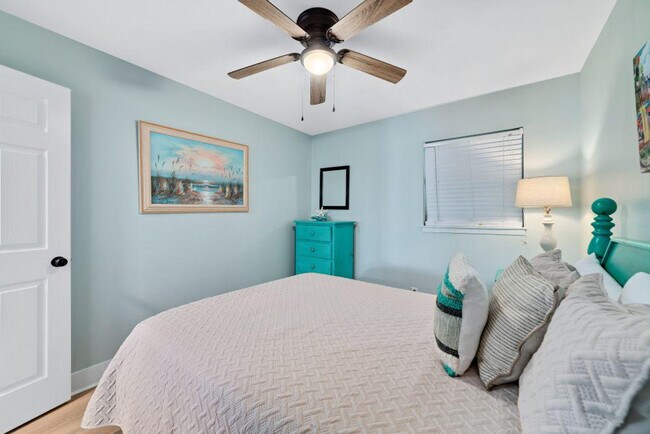 Building Photo - 409 E Beach Blvd