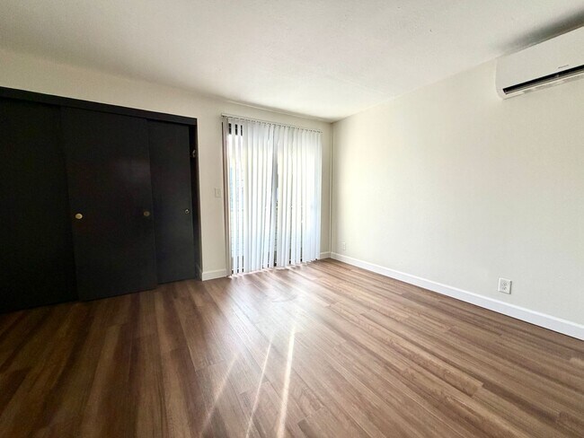 Building Photo - **FREE FIRST MONTH'S RENT** Spacious Townhouse in the Heart of Garden Home~ New LVP Flooring~ Was...
