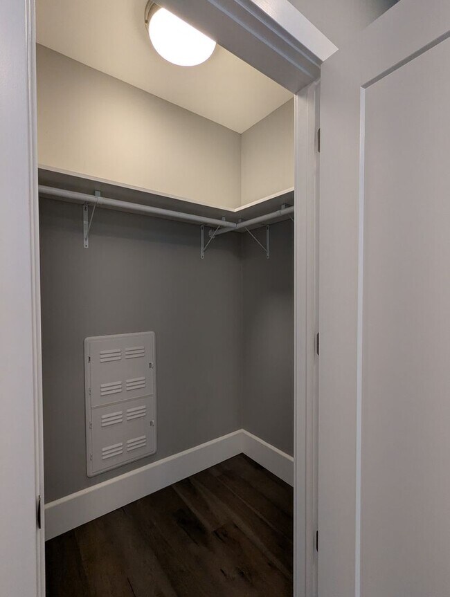 Building Photo - Stunning Downtown 1 Bedroom Condo at The L...
