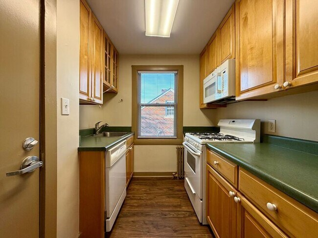 Building Photo - 1400 Kenmore Ave