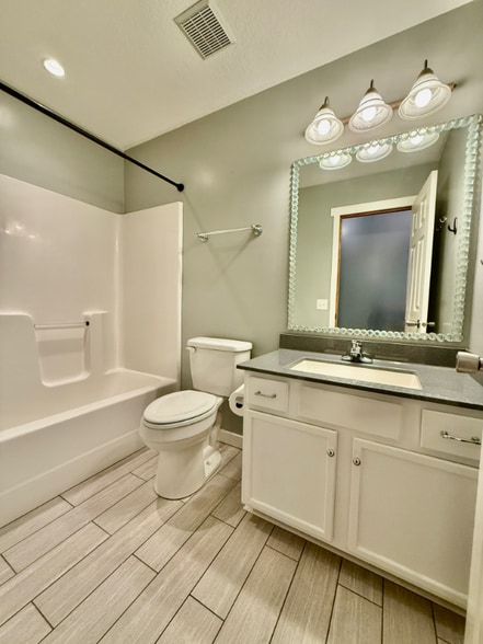 Building Photo - 505 SE Pleasant View Dr