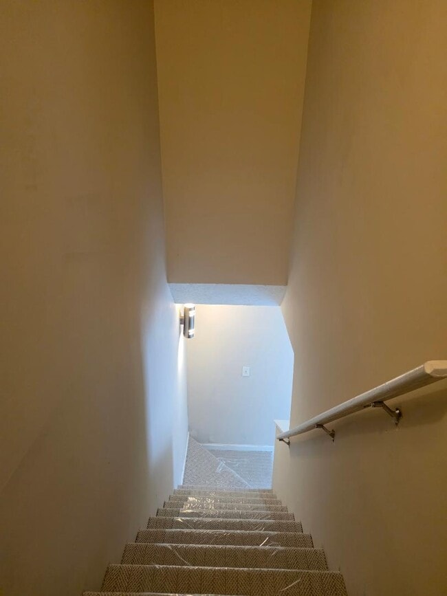 Building Photo - 7083 Oakhill Cir