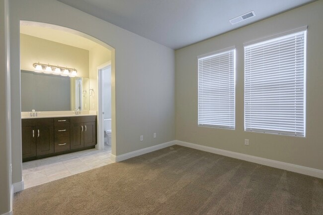 Building Photo - 3 Bedroom Townhome in Hidden Valley with C...