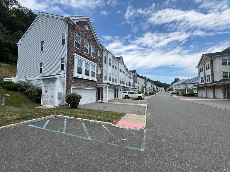 Building Photo - 502 Parkview Ln