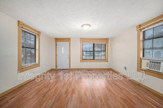 Building Photo - 618 N 11th St