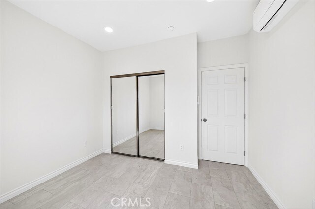 Building Photo - 525 W Woodcrest Ave