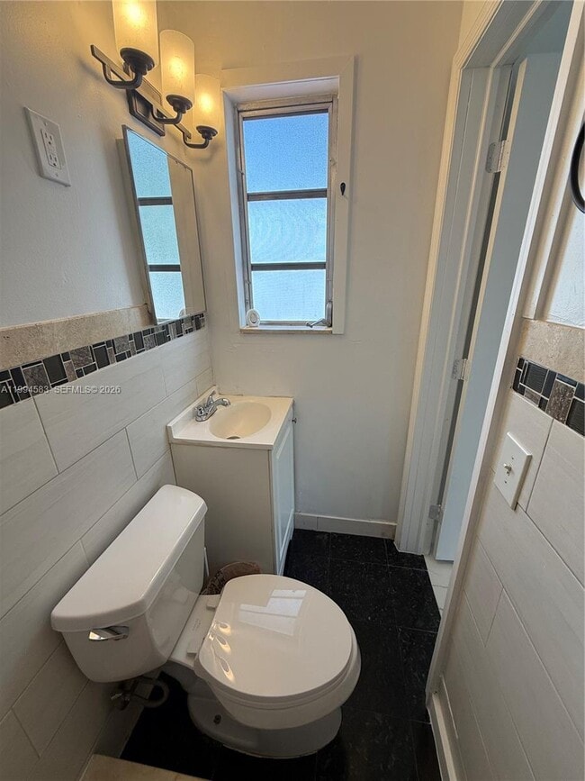 Building Photo - 1230 North Dr