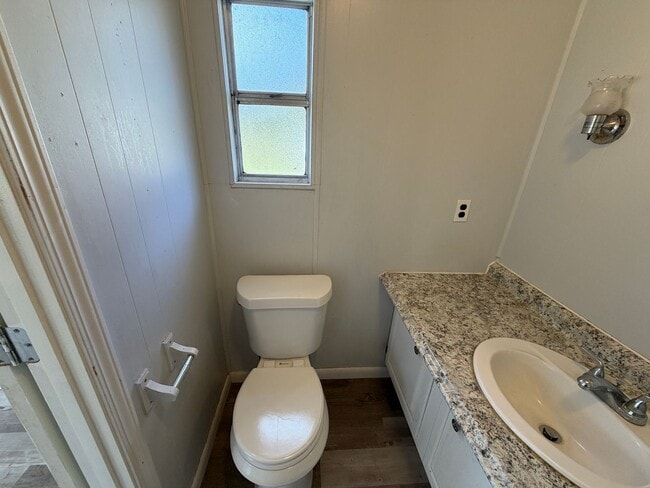 Building Photo - Spacious 3/2 available now!