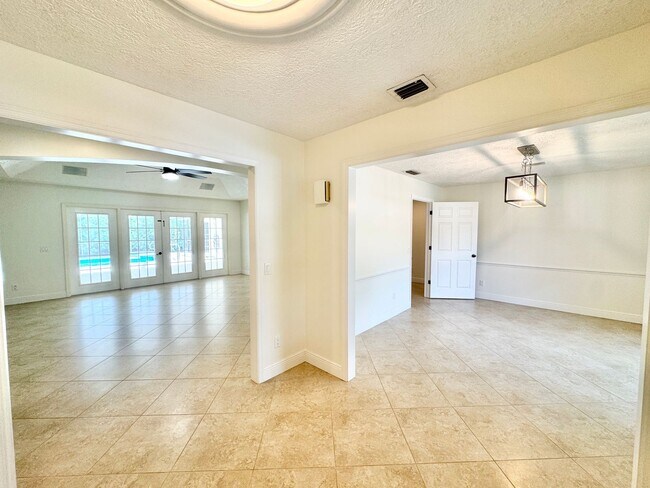 Building Photo - ** BERKSHIRE LAKES ** 3 BED + DEN / 2.5 BA...