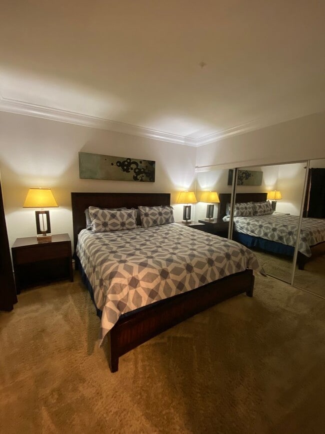 Building Photo - Beautiful Fully Furnished 1 bedroom just b...