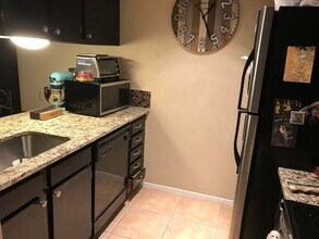 Building Photo - HUGE HYDE PARK 1 BEDROOM - REAL WOOD FLOORS - $1275