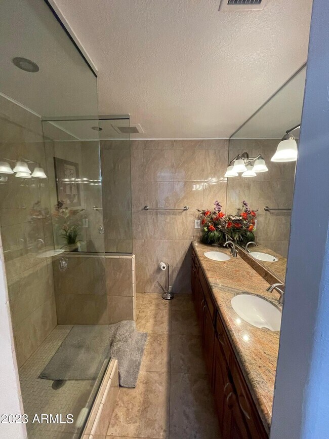 Building Photo - 1308 E Monroe St