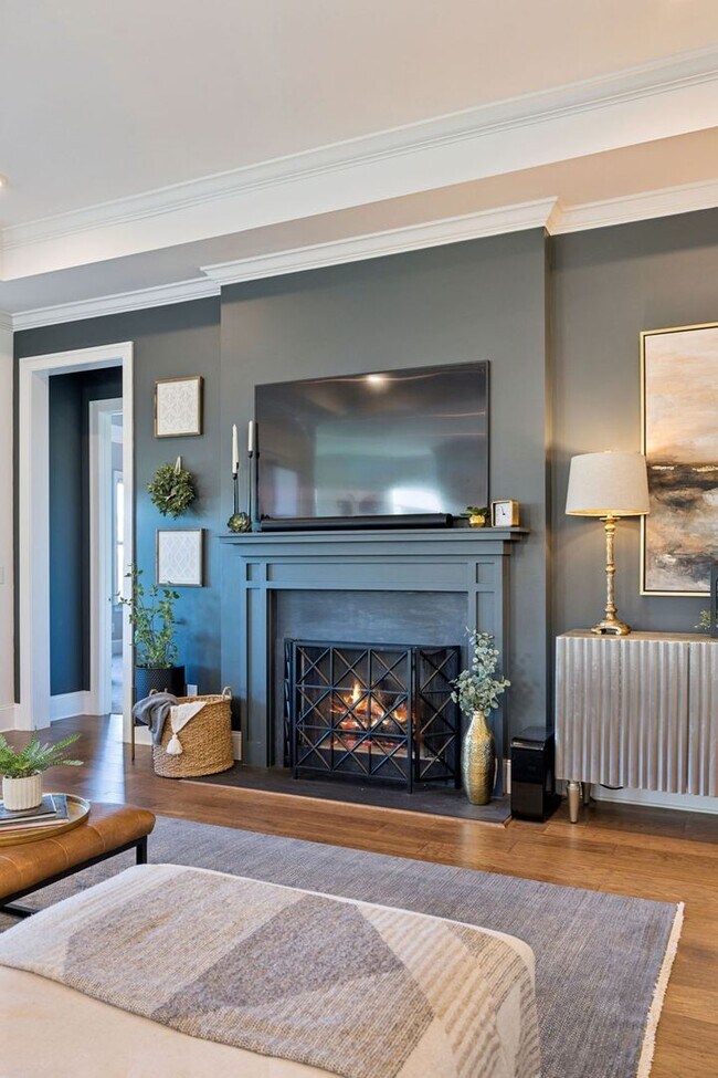 Building Photo - Luxurious living space *Fully furnished and impeccably designed*