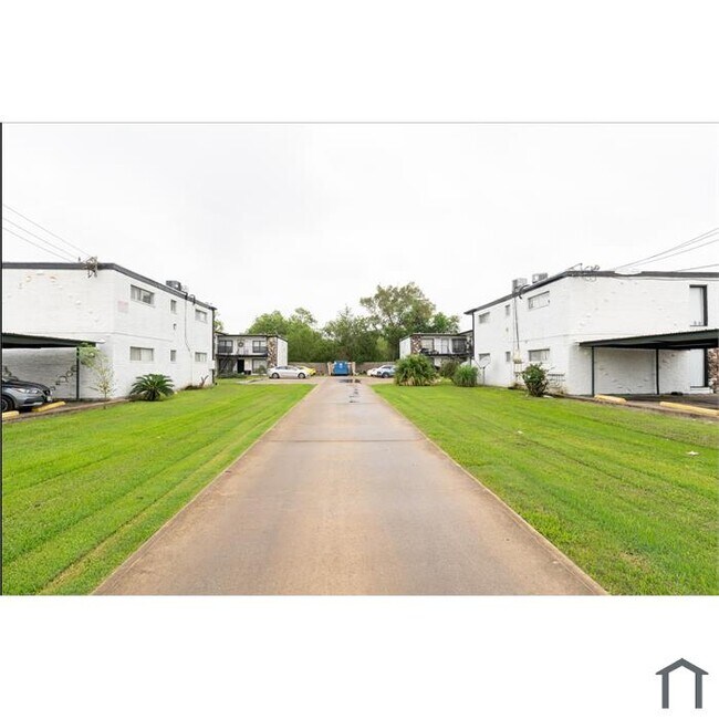 Primary Photo - 6004 Schroeder Rd