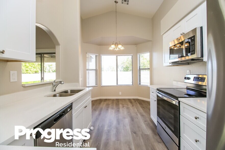 Building Photo - 341 N Fresno St