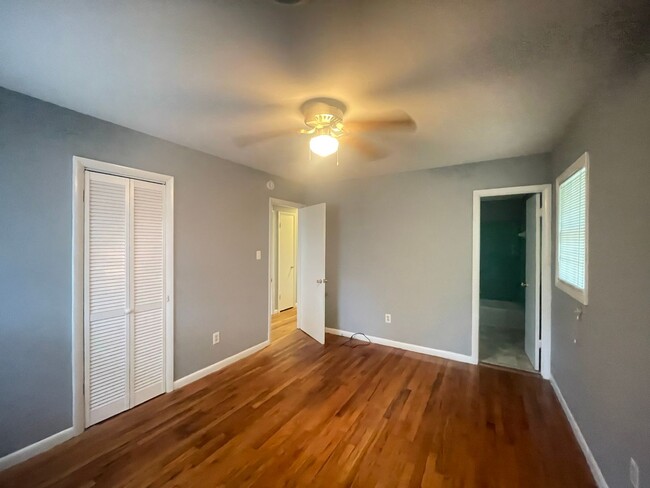 Building Photo - Three Bedroom Off Milledge Available